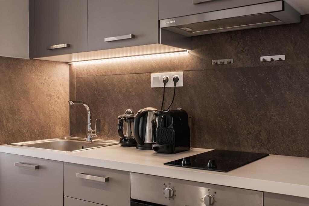 Piraeus Deluxe 2Bdr Apt - Near Metro And Port ภายนอก รูปภาพ