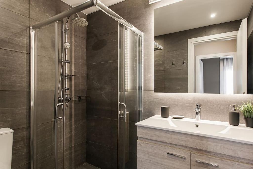 Piraeus Deluxe 2Bdr Apt - Near Metro And Port ภายนอก รูปภาพ