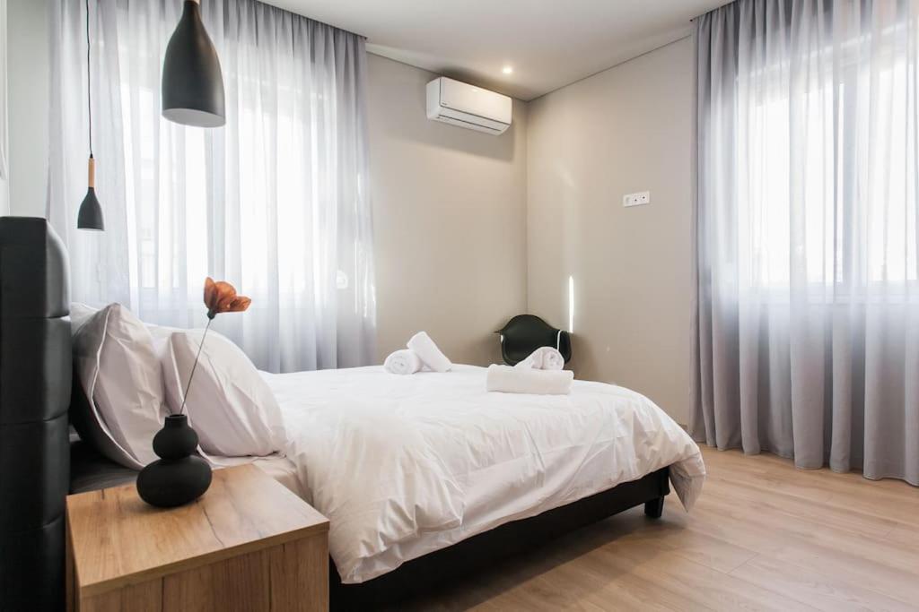 Piraeus Deluxe 2Bdr Apt - Near Metro And Port ภายนอก รูปภาพ