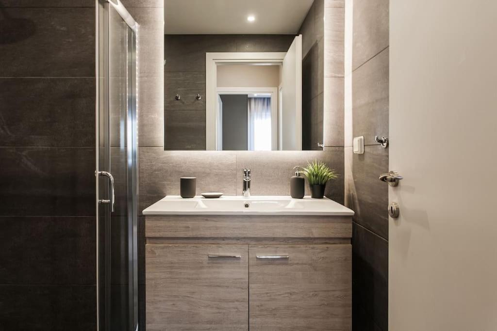 Piraeus Deluxe 2Bdr Apt - Near Metro And Port ภายนอก รูปภาพ